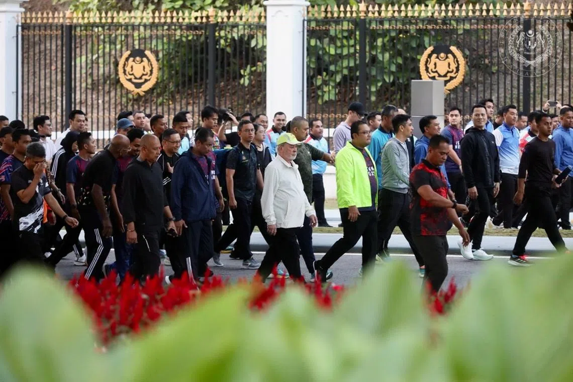 ஊழியர்களுடன் 2.5 கி.மீ. துரிதநடை மேற்கொண்ட மலேசிய மாமன்னர்