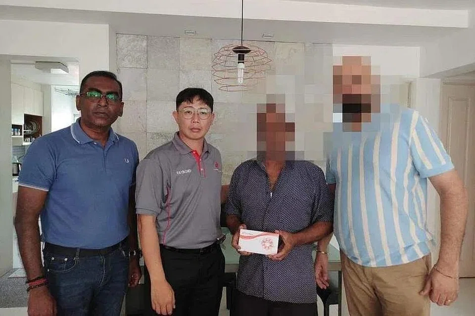 'யுஎஸ்இ'யின் சமரசச் சேவைகளுக்கான மேற்பார்வையாளர் முருகேசன் முத்துசாமி (இடமிருந்து முதல் நபர்), பொதுச் செயலாளர் ரெய்மண்ட் சின் (இடமிருந்து இரண்டாவது நபர்) இருவரும் ஏப்ரல் மாதம் 19ஆம் தேதியன்று காயமுற்ற பாதுகாவல் அதிகாரியைச் (வலமிருந்து இரண்டாவது நபர்) சந்தித்து உதவி வழங்கினர். படம்: பாதுகாவல் அதிகாரிகள் ஊழியரணி (யுஎஸ்இ), ஃபேஸ்புக்