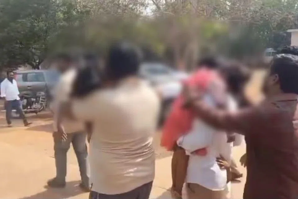 காருக்குள் நினைவிழந்து கிடந்த சிறுமிகளை மருத்துவமனைக்குக் கொண்டுசென்ற பெற்றோர்.
