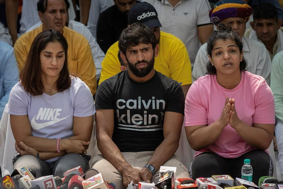 அரசாங்கம் தங்களுக்கு அளித்த வாக்குறுதிகளை நிறைவேற்றி வருகிறது. எனவே, இனி நாங்கள் சாலையில் போராட மாட்டோம் என்று மல்யுத்த வீராங்கனைகள் தெரிவித்துள்ளனர்.
