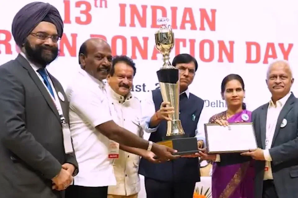 உறுப்பு தானத்தில் இந்திய அளவில் சிறந்த மாநிலத்துக்கான விருதை மத்திய அமைச்சர் மன்சுக் மாண்டவியாவிடம் இருந்து அமைச்சர் மா.சுப்பிரமணியன் பெற்றுக்கொண்டார்.