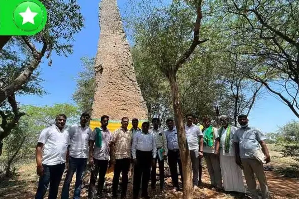 தொல் பொருள்கள் காணப்பட்ட இடத்தில் சமூக ஆர்வலர்கள்.