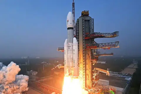 இந்திய விண்வெளி ஆராய்ச்சி நிறுவனமான இஸ்ரோ, 6,100 கிலோ எடை கொண்ட அமெரிக்காவின் செயற்கைக்கோளை அனுப்பியது.