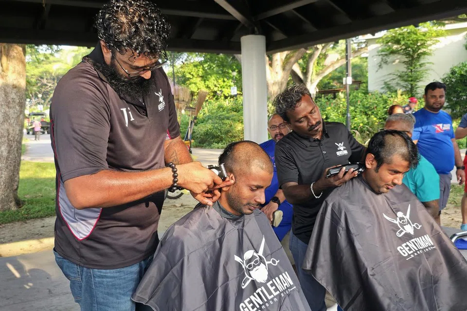 புற்றுநோயால் பாதிக்கப்பட்ட பிள்ளைகளுக்கும் அவர்களின் குடும்பத்தினருக்கும் ஆதரவு தெரிவிக்க, பங்கேற்பாளர்கள் தலை முடியைத் துறந்தனர்.