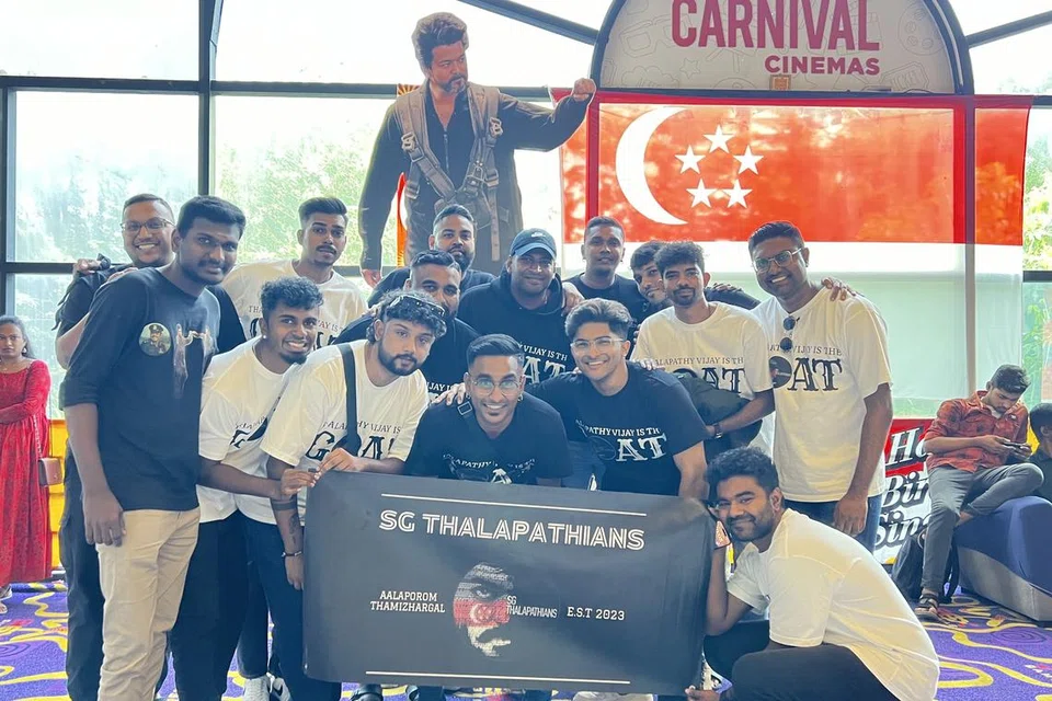 ‘கோட்’ திரைப்படத்தின் முதல் காட்சியைக் காண காலை 5 மணிக்கே திரண்டுவந்த ‘எஸ்ஜி தளபதியன்ஸ்’ எனும் விஜய் ரசிகர் மன்றம்.