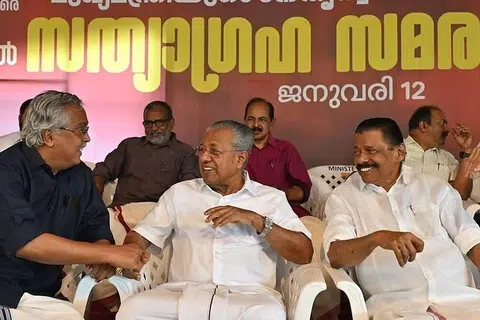 திருவனந்தபுரம் தியாகிகள் நினைவிடத்தின் அருகே ஜனவரி 12ஆம் தேதி திங்கட்கிழமை 
காலை 10 மணி முதல் மலை 5.00 மணி வரையில் மத்திய அரசுக்கு எதிராக நடந்த போராட்டத்தில் கேரள முதல்வர் பினராயி விஜயனும் கேரள அமைச்சர்களும்.