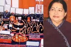 சொத்து குவிப்பு வழக்கு தொடர்பில் பறிமுதல் செய்யப்பட்ட நகைகள் (இடது), மறைந்த முன்னாள் தமிழக முதல்வர் ஜெ. ஜெயலலிதா.