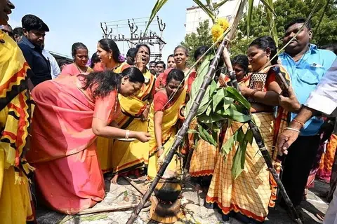 தேசிய முற்போக்குத் திராவிடக் கழகத்தின் (தேமுதிக) மகளிர் அணியினருடன் இணைந்து சமத்துவப் பொங்கலிடும் நிகழ்ச்சியில் அக்கட்சியின் பொதுச் செயலாளர் பிரமேலதா விஜயகாந்த்.
