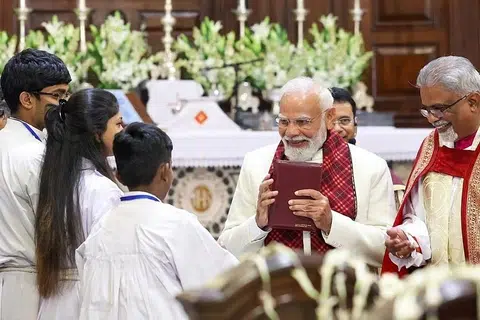 டெல்லி கதீட்ரல் தேவாலயத்தில் கிறிஸ்துமஸ் நாளான வியாழக்கிழமை காலையில் நடைபெற்ற கிறிஸ்துமஸ் வழிபாட்டில் கலந்துகொண்டு மோடி வாழ்த்துத் தெரிவித்தார். 