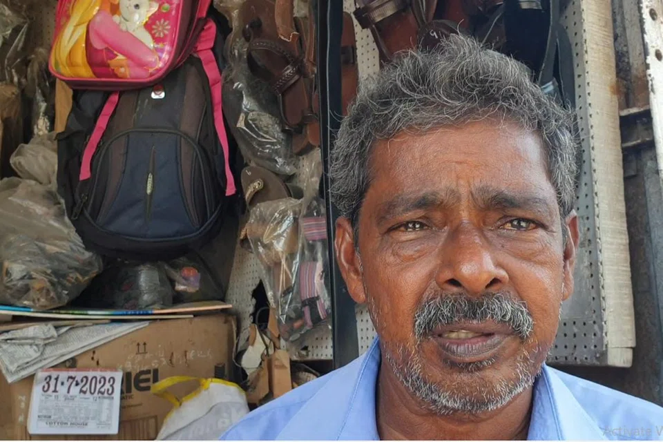 பிளாஸ்டிக் காலணியைப் பயன்படுத்தினால் காலப்போக்கில் நிச்சயம் தலைவலி வரும். பித்தவெடிப்பு உண்டாகும். உடலில் வெப்பம் அதிகரித்து வயிற்றுவலி போன்றவையும் ஏற்படலாம் என்றார் திரு தெக்சிணாமூர்த்தி.