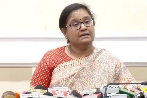 சென்னை தலைமைச் செயலகத்தில் தமிழகத் தலைமைத் தேர்தல் அதிகாரி அர்ச்சனா பட்நாயக் செய்தியாளர்களைச் சந்தித்தார்.