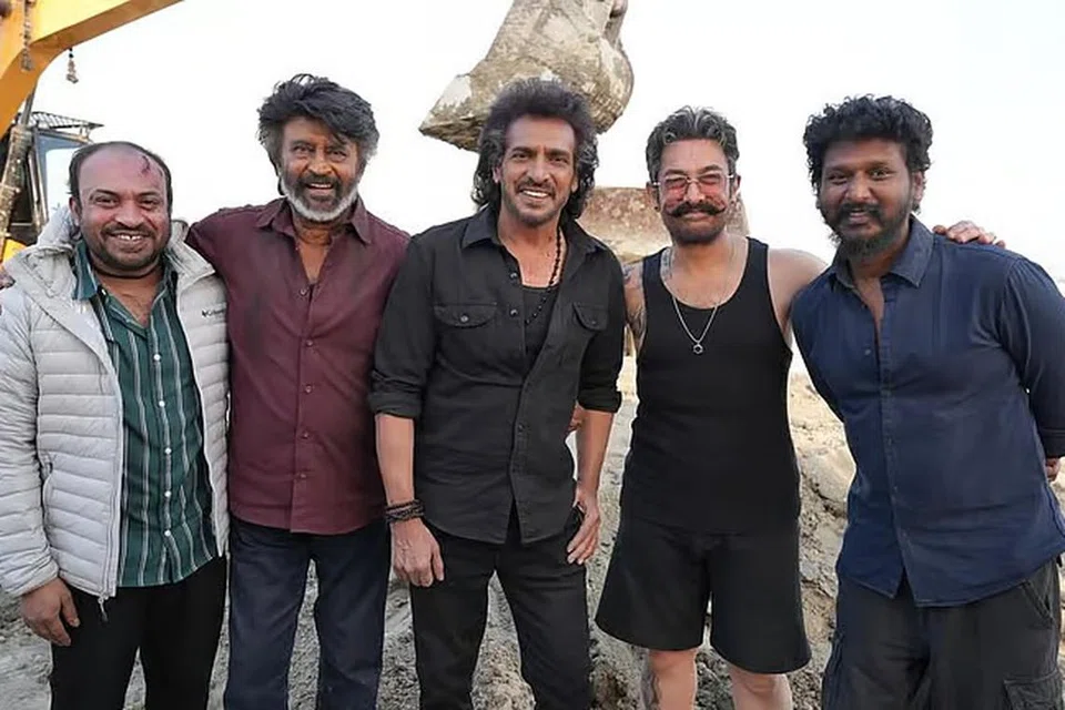 ரஜினிகாந்த், ஆமிர் கான், உபேந்திரா, லோகேஷ் கனகராஜ் ஆகியோருடன் ‘கூலி’ படப்பிடிப்பில் தாம் எடுத்துக்கொண்ட புகைப்படத்தைச் சமூகத் தளத்தில் பகிர்ந்த செளபின். 