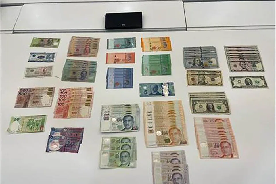 ஏறக்குறைய $80,000 மதிப்புள்ள பல நாட்டு நாணயங்கள் சந்தேக நபரிடமிருந்து கைப்பற்றப்பட்டது.