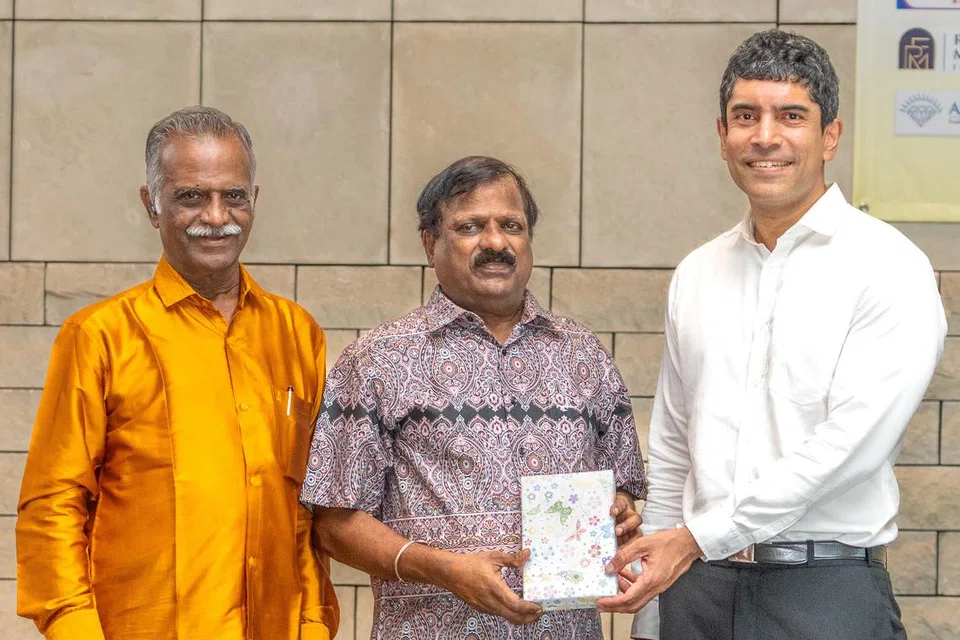 சிறப்பு விருந்தினரான நாடாளுமன்ற உறுப்பினர் விக்ரம் நாயரிடமிருந்து நினைவுப் பரிசு பெற்றுக்கொண்ட ஜெயபக்தி பதிப்பக உரிமையாளர் டாக்டர் செல்வராஜூ.