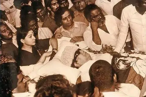 1987ஆம் ஆண்டு டிசம்பர் மாதம் அதிமுகவின் தலைவர் எம்ஜிஆர் காலமானார்.