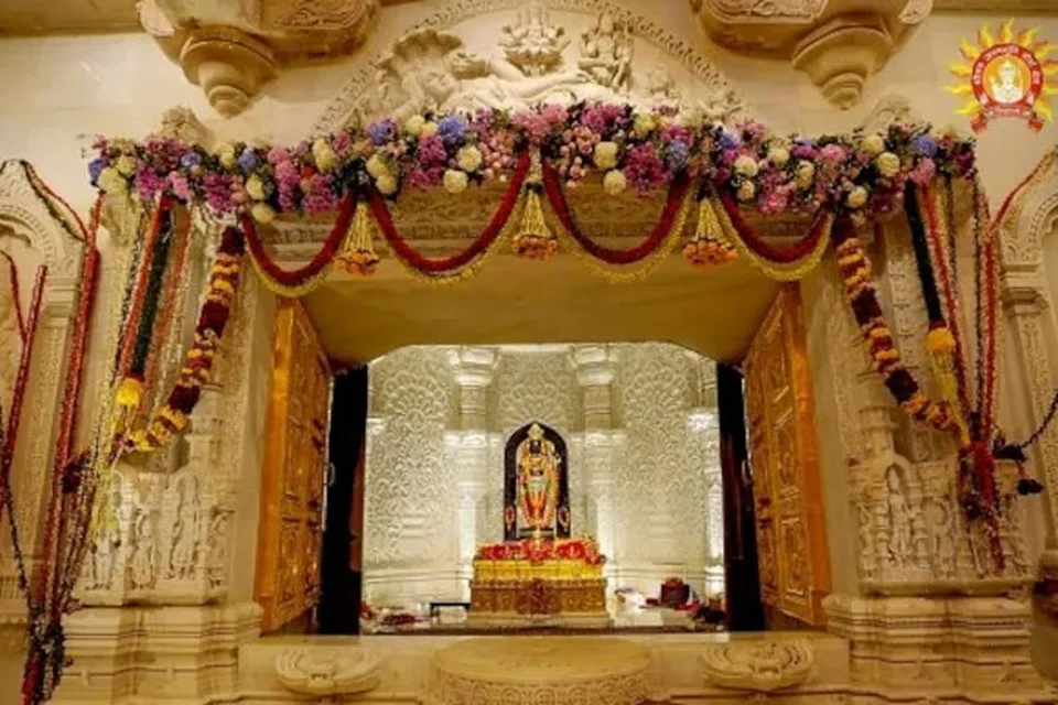 ராமர் கோவில் வளாகத்தில் இருந்து மழைநீரை வெளியேற்ற எந்த ஏற்பாடும் செய்யப்படவில்லை என்று அர்ச்சகர்  ஆச்சார்யா சத்யேந்திர தாஸ் வருத்தம் தெரிவித்தார்.  