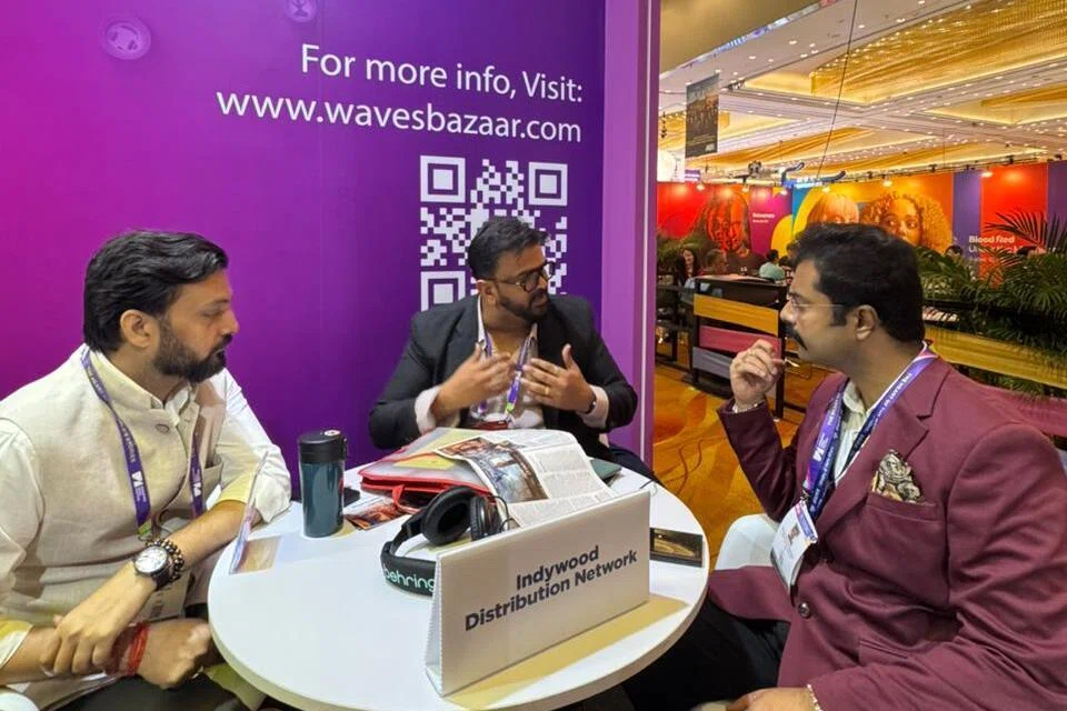 மரினா பே சேண்ட்ஸ் மாநாட்டு மையத்தில் நடைபெறும் ஆசியத் தொலைக்காட்சி மன்றத்தில் இடம்பெற்றுள்ள இந்தியாவின் ‘வேவ்ஸ் பசார்’. பங்கேற்பாளர்களுடன் உரையாடும் இத்திட்டத்தின் பொறுப்பாளர் பாலாஜி மணி குமரன் (வலது).  