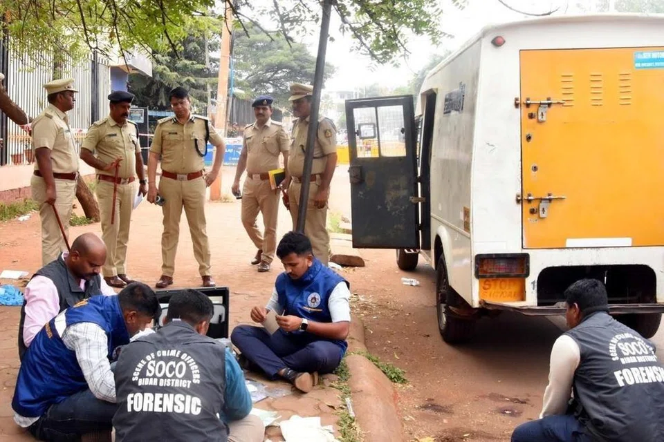 கர்நாடகாவில் அந்தக் கொள்ளையர்கள் முகமூடி அணிந்து, இரு சக்கர வாகனத்தில் வந்து, பணம் நிரப்பும் ஊழியர்கள் கண்களில் மிளகாய்த்தூளைத் தூவியதாகக் கூறப்பட்டது.