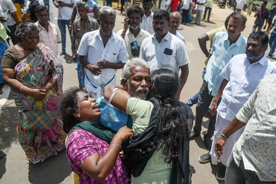 கரூர் பிரசாரத்தின்போது கூட்ட நெரிசலில் சிக்கி தங்கள் அன்புக்குரியவர்கள் உயிரிழந்ததை தாங்க முடியாமல் பரிதவிப்போர்.