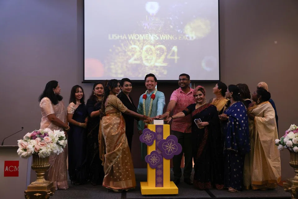 லி‌‌‌‌ஷா மகளிர் பிரிவின் புதிய செயலவைக் குழுவும் துணை அமைச்சர் ஆல்வின் டானும் (நடுவில்).