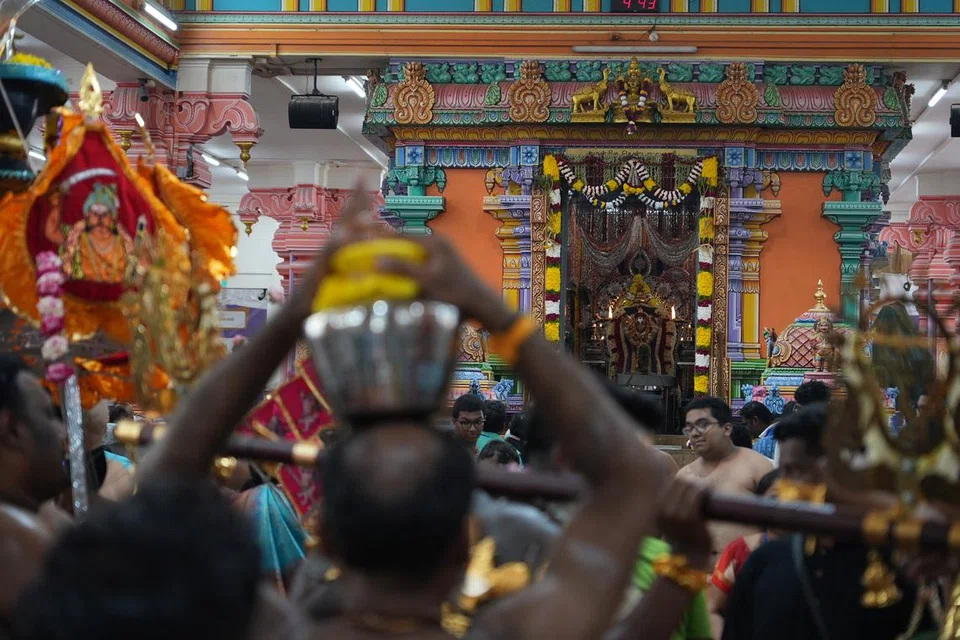 காவடி, பால்குடம் சுமந்து ஊர்வலமாகச் சென்று தேங்க் ரோடு அருள்மிகு தெண்டாயுதபாணி கோயிலை அடைந்த பக்தர்கள்.