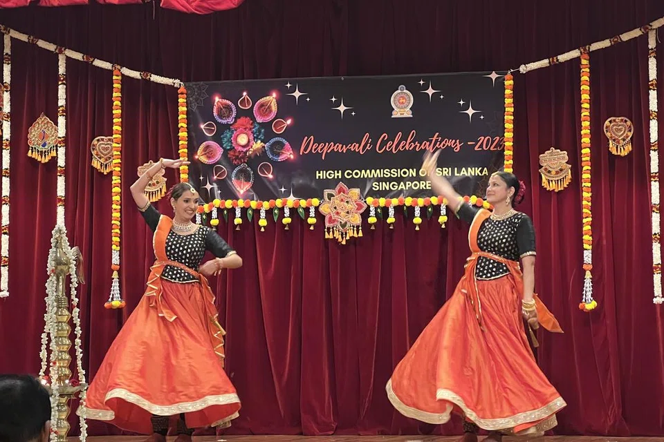 இலங்கைத் தூதரக தீபாவளிக் கொண்டாட்டங்களில் நடனமாடிய ‘தத்வா புரொடக்‌ஷன்ஸ்’ நடனமணிகள் நாட்டாஷா (இடது), ஷேலி (வலது).