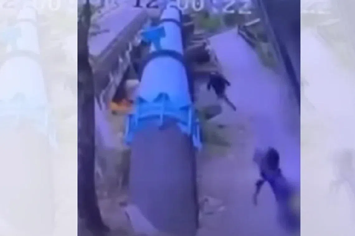 டிக்டாக்கில் பார்வைகளை அதிகரிக்க வசிப்பிடமில்லா ஆடவருக்குத் தீவைத்த சிறுவர்கள்