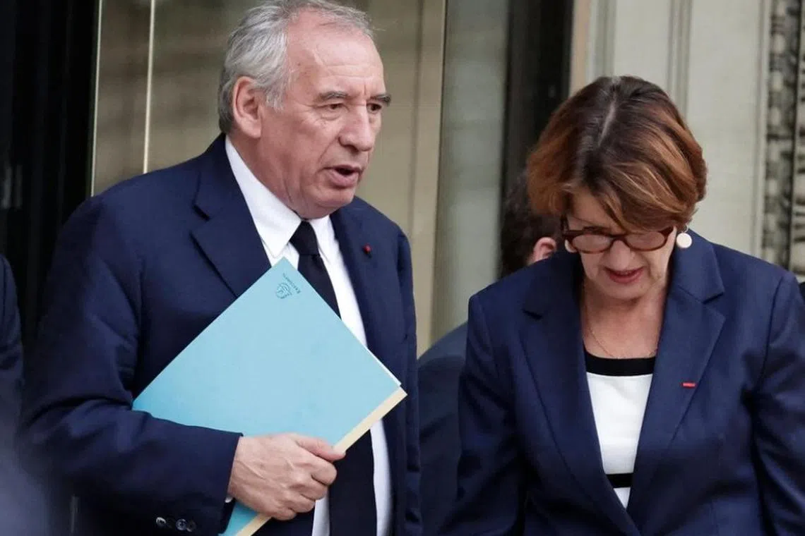 பிரான்சில் புதிய அரசியல் நெருக்கடி; குழப்பத்தில் மக்ரோன்