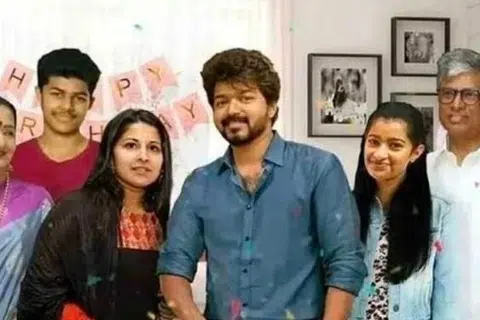 குடும்பத்தாருடன் விஜய்.