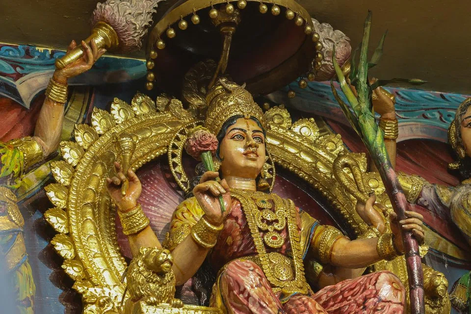 ஆலய உட்புறத்தில் அன்னை ஸ்ரீ லலிதா திரிபுரசுந்தரியின் திருவடிவச் சிற்பம். 