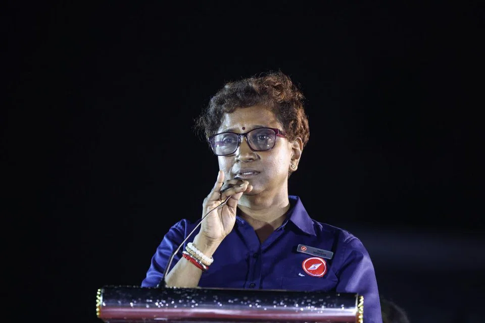கண்கலங்கிய கலா மாணிக்கம்.