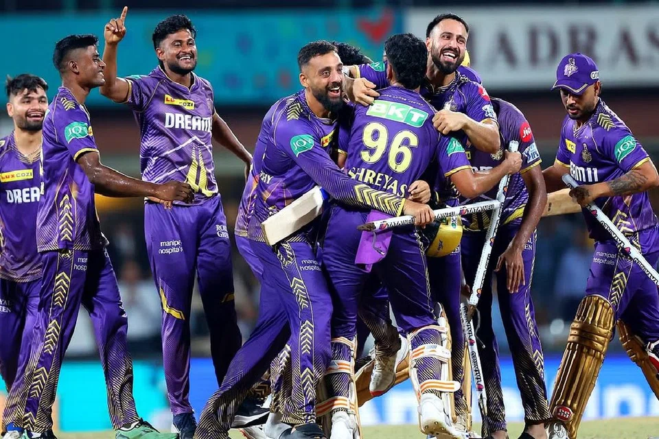 இறுதி ஆட்டத்தில் வாகை சூடி, கொண்டாட்ட மழையில் நனைந்த கோல்கத்தா நைட் ரைடர்ஸ் அணியினர்.