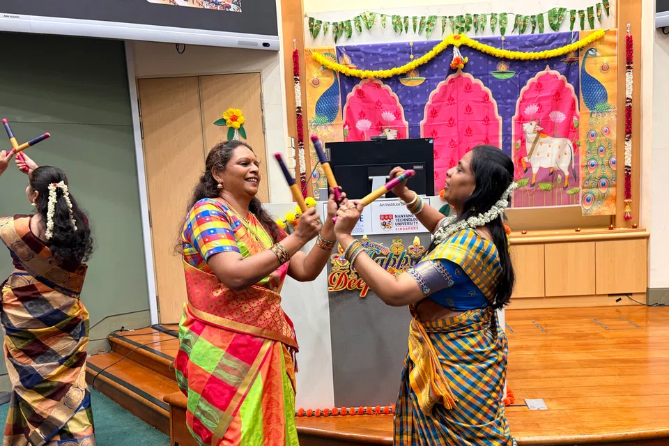 பாரம்பரிய நாட்டுப்புற நடனமான கோலாட்டம் பார்வையாளர்களுக்காக அரங்கேற்றப்பட்டது.