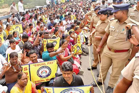 சம வேலைக்கு சம ஊதியம் வழங்கக் கோரி, சென்னை எழும்பூர் அருகே போராட்டத்தில் ஈடுபட்ட இடைநிலை ஆசிரியர்கள்.