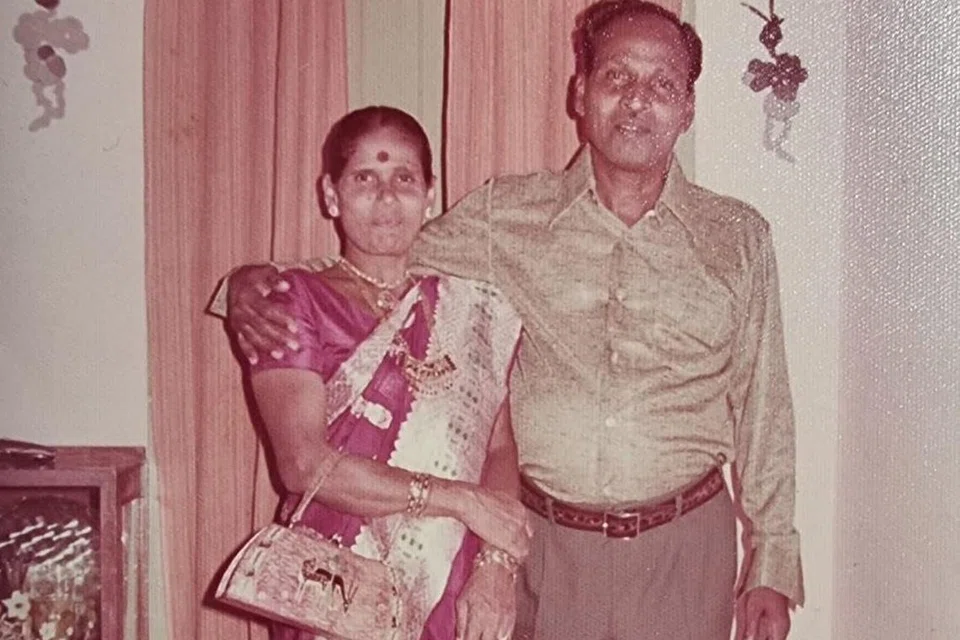 மனைவி திருமதி காவேரியுடன் திரு கணபதி. 