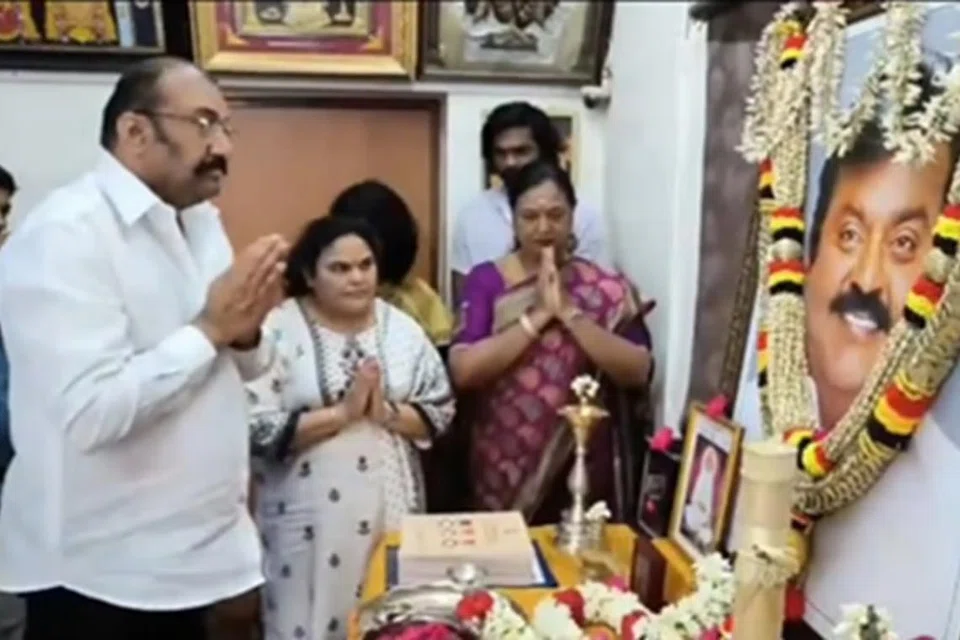 விஜயகாந்த் படத்துக்கு மரியாதை செலுத்தும் நெப்போலியன்.