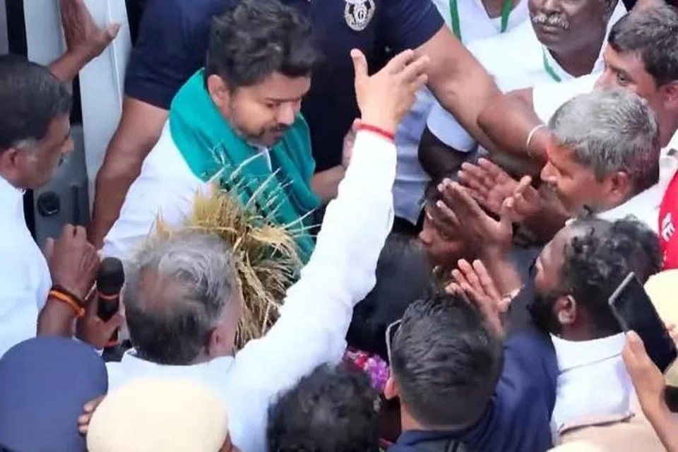 பரந்தூரில் விமான நிலையம் அமைப்பதற்கு எதிராகப் போராடி வரும் மக்களைத் தமிழக வெற்றிக் கழகத்தின் தலைவரும் நடிகருமான விஜய் சந்தித்துப் பேசினார்.