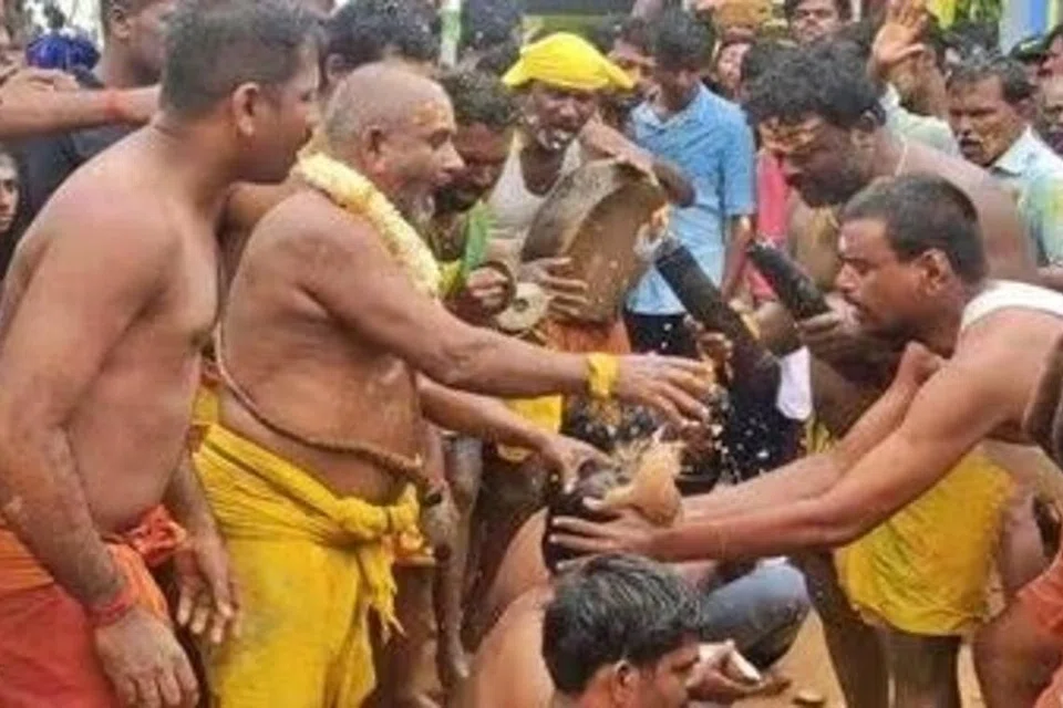 கரூர் மகாதானபுரம், மகாலட்சுமி அம்மன் கோயில் விழாவில் தலையில் தேங்காய் உடைக்கும் திருவிழா ஞாயிற்றுக்கிழமை காலை (ஆகஸ்ட் 4) நடைபெற்றது.