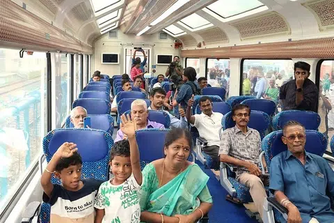 மதுரை-குருவாயூர்-மதுரை விரைவு ரயிலில் தற்காலிகச் சோதனை முறையில் ‘விஸ்டாடோம்’ பெட்டி இணைக்கப்பட்டுள்ளதாகத் தெற்கு ரயில்வேயின் தலைமை மக்கள் தொடர்பு அதிகாரி எஸ்.என். நாராயண் தெரிவித்தார்.