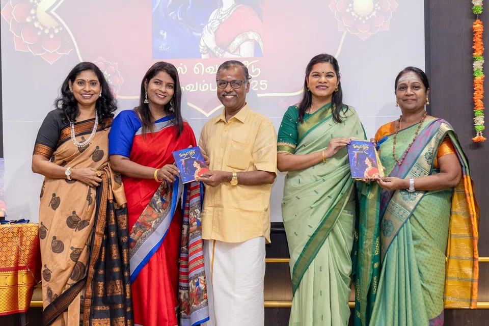 வளர்தமிழ் இயக்கத்தின் துணைத் தலைவர் திரு ஜே மாணிக்க வாசகமும் (நடுவில்) தமிழாசிரியர் முனைவர் மீனாட்சி சபாபதியும் (வலக்கோடி) நூலை வெளியிட முதல் நூலை முனைவர் உமையாளம்பிகையும் திருவாட்டி பிரேமாவும் பெற்றுக்கொண்டனர். இடக்கோடியில் நூலாசிரியர் திருவாட்டி கங்கா பாஸ்கரன். 