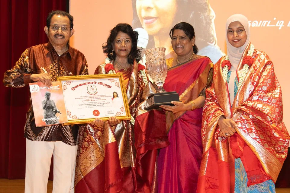 படத்தில் இடமிருந்து பண்பாட்டுக் கழகத்தின் மு.ஹரிகிருஷ்ணன், ஔவையார் விருது பெற்ற புஷ்பலதா நாயுடு, திருவாட்டி சீதாலட்சுமி, சிறப்பு விருந்தினர் ரஸ்வானா பேகம் அப்துல் ரஹீம் 