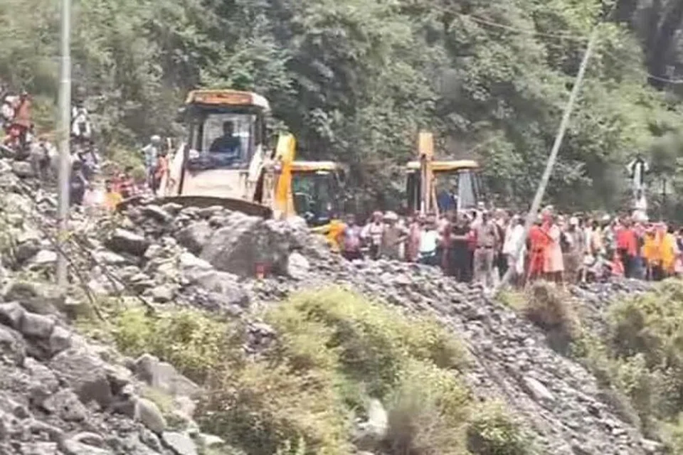 உத்தராகண்டில் உள்ள கேதர்நாத் கோயிலுக்குச் செல்லும் வழியில் நிலச்சரிவு ஏற்பட்டதில் 3 பக்தர்கள் உயிரிழந்தனர்.