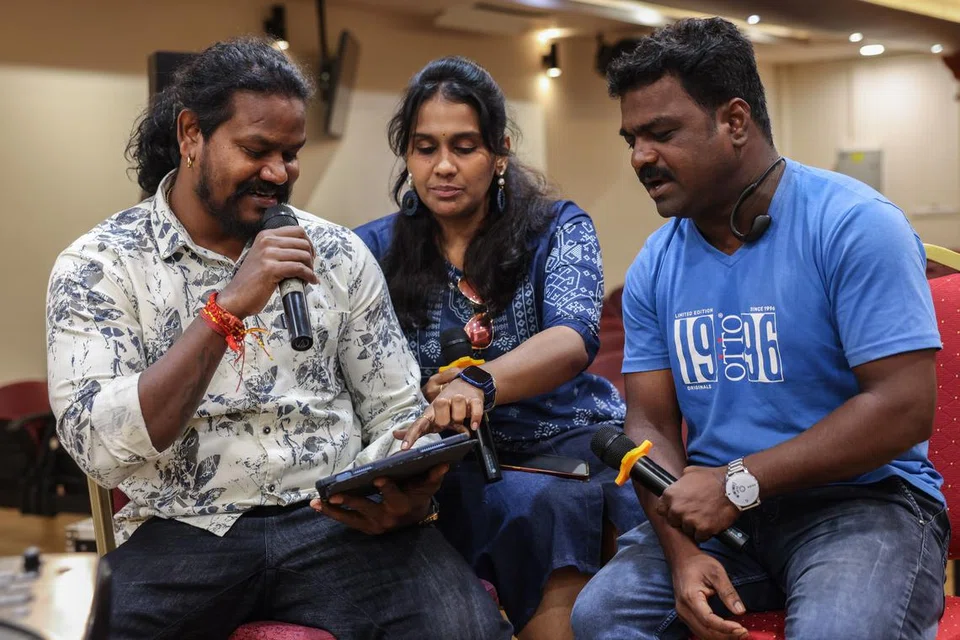 தீமிதித் திருவிழாவை முன்னிட்டு நடைபெறவிருக்‌கும் இரு நாள் இசைக்‌ கச்சேரிக்‌கு தமது இசைக்குழுவுடன் தயாராகிக்கொண்டிருக்‌கிறார் திரு மகாலிங்கம் (இடது).