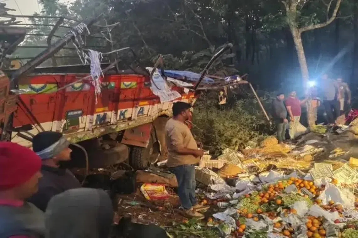 கர்நாடகாவில் காய்கறி லாரி கவிழ்ந்து விபத்து; 10 பேர் மாண்டனர்