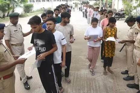 வினாத்தாள் கசிந்ததால் ‘நீட்’ மருத்துவ நுழைவுத்தேர்வு ரத்து