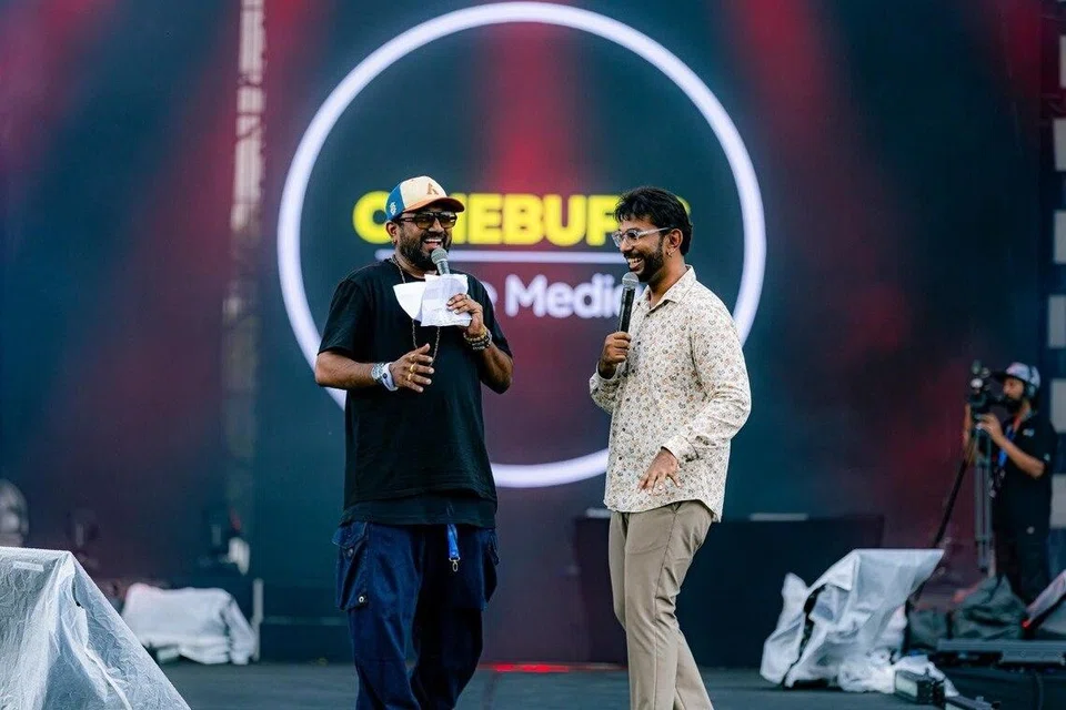 தமது வேடிக்கையான பேச்சுவழி ரசிகர்களைக் கவர்ந்துவரும் ஸ்டீவன் சௌந்தரராஜன் விஜய் ஆண்டனி கலைநிகழ்ச்சியில் மேடையேறி படைத்தார்.