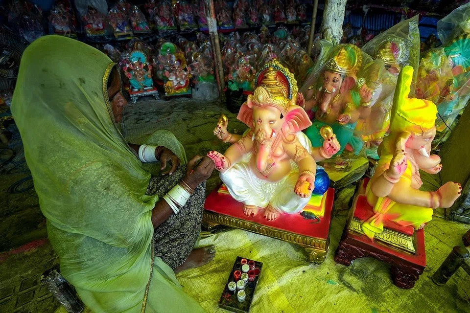 பஞ்சாப் மாநிலம் அமிர்தசரசில் இயற்கைப் பொருள்களைக் கொண்டு கைவினைக் கலைஞர்கள் சிலைகளைத் தயாரித்து வருகிறார்கள்.