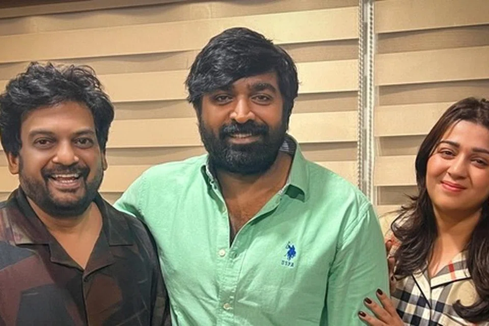 இயக்குநர் பூரி ஜெகன்நாத், நடிகை சார்மியுடன் விஜய் சேதுபதி.