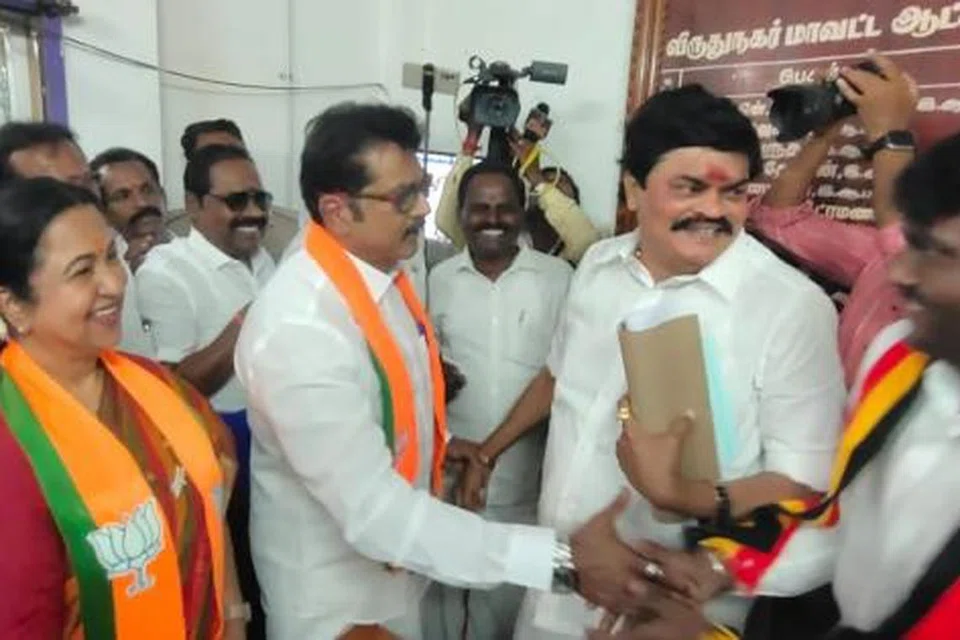 சரத்குமாருடன் கைகுலுக்கும் தேமுதிக வேட்பாளர் விஜய பிரபாகரன்.