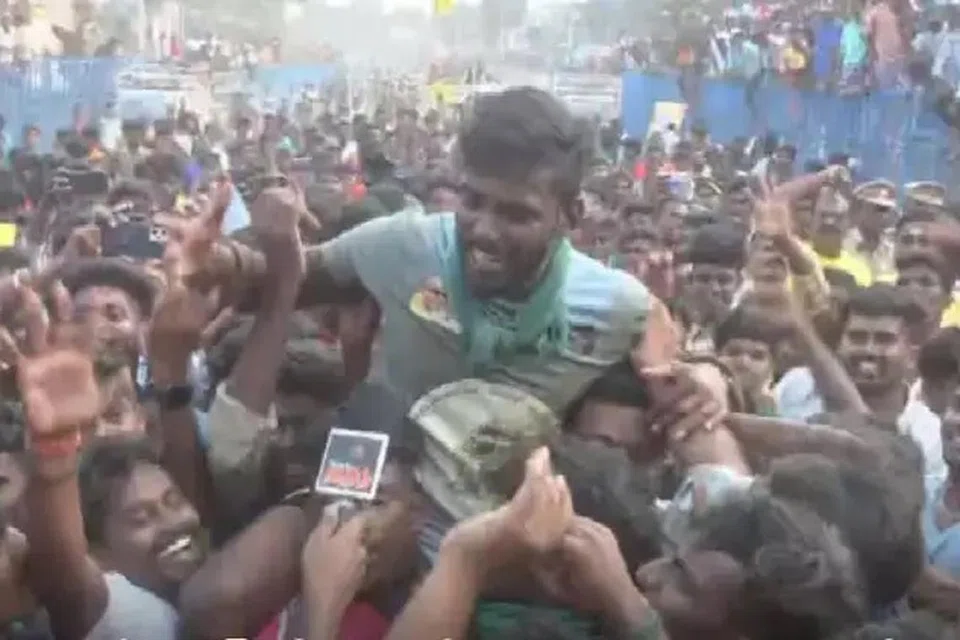 14 காளைகளை அடக்கி  முதல் பரிசு வென்ற பிரபாகரன்.